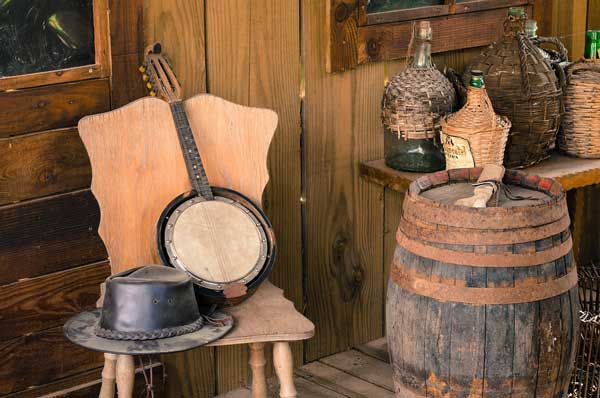 Das Banjo ist ein Instrument, das ursprünglich aus Afrika stammt und von Sklaven in die USA gebracht wurde. Im Laufe der Zeit entwickelte es sich zu einem wichtigen Instrument in der amerikanischen Musikgeschichte.