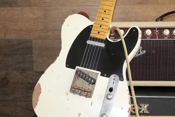 Blues Rock: Blues Rock ist ein Musikgenre, das die traditionellen Elemente des Blues mit der Energie und Aggressivität des Rock'n'Roll kombiniert.